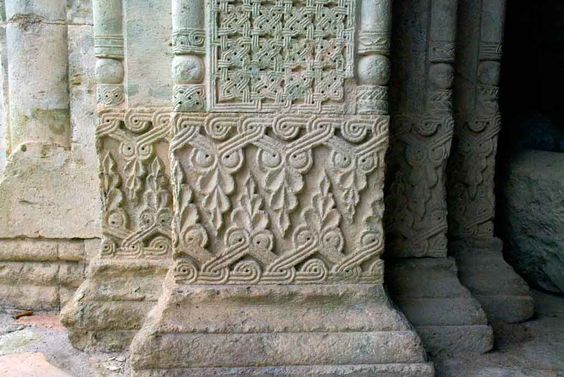 ქართული ხუროთმოძღვრული ძეგლების სამკაულები