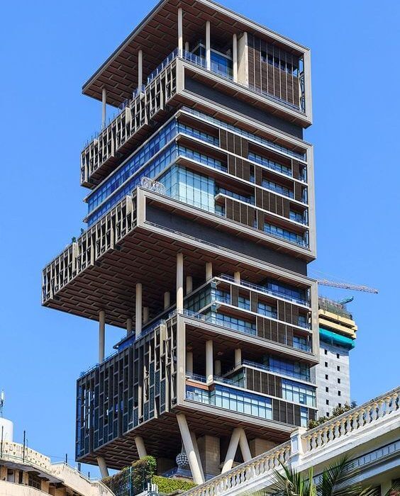 მდიდრული სახლიცაა და მდიდრულიც…