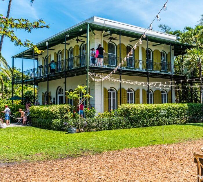 5 მწერალი და 5 სახლი – ცხოვრება წიგნებს გარეთ.