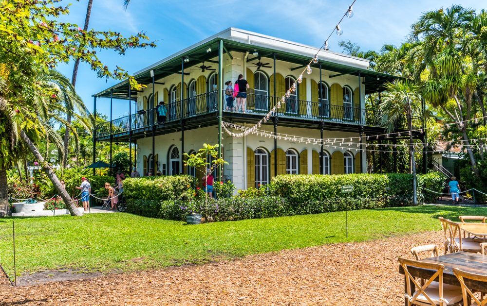 5 მწერალი და 5 სახლი – ცხოვრება წიგნებს გარეთ. 5 მწერალი და 5 სახლი – ცხოვრება წიგნებს გარეთ.