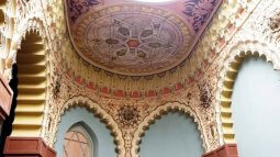 tbilisis 3 sadarbazo romelic aucileblad unda naxot