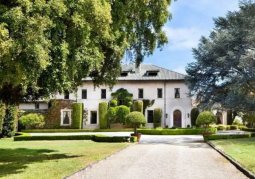 rogor saxlshi cxovrobs msoflios top 3 miliardeli biznesmeni