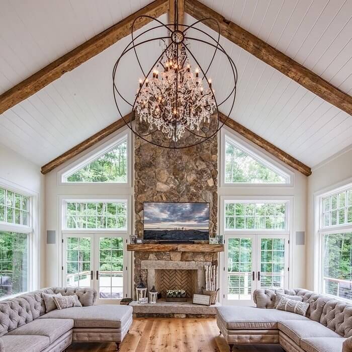 მაღალჭერიანი სახლის დადებითი და უარყოფითი თვისებები