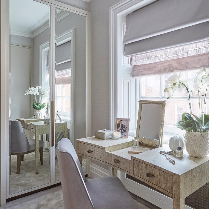 რჩევები როგორ და სად დავდგათ კოსმეტიკის მაგიდა საძინებელში